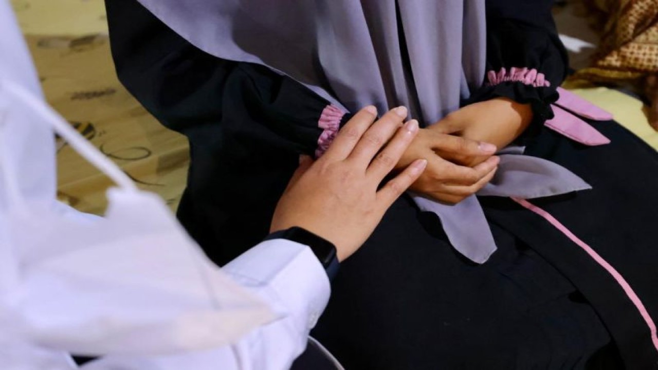 Bupati Banyuwangi Ipuk Fiestiandani menemui dan memotivasi seorang siswi yang putus sekolah karena jadi korban perundungan. ANTARA/HO-Humas Pemkab Banyuwangi