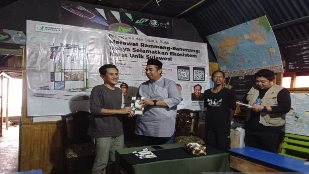 Bupati Maros HAS Chaidir Syam bersama Head of Operation Mongabay Indonesia Ridzki R Sigit (ujung kiri) pada peluncuran buku "Merawat Rammang-Rammang: Upaya Selamatkan Ekosistem Karst Unik Sulawesi" di Rumah Kedua di Dusun Rammang-Rammang, Desa Salenrang, Kecamatan Bontoa, Kabupaten Maros, Sulsel, Sabtu (1/4/2023). Antara/ Suriani Mappong