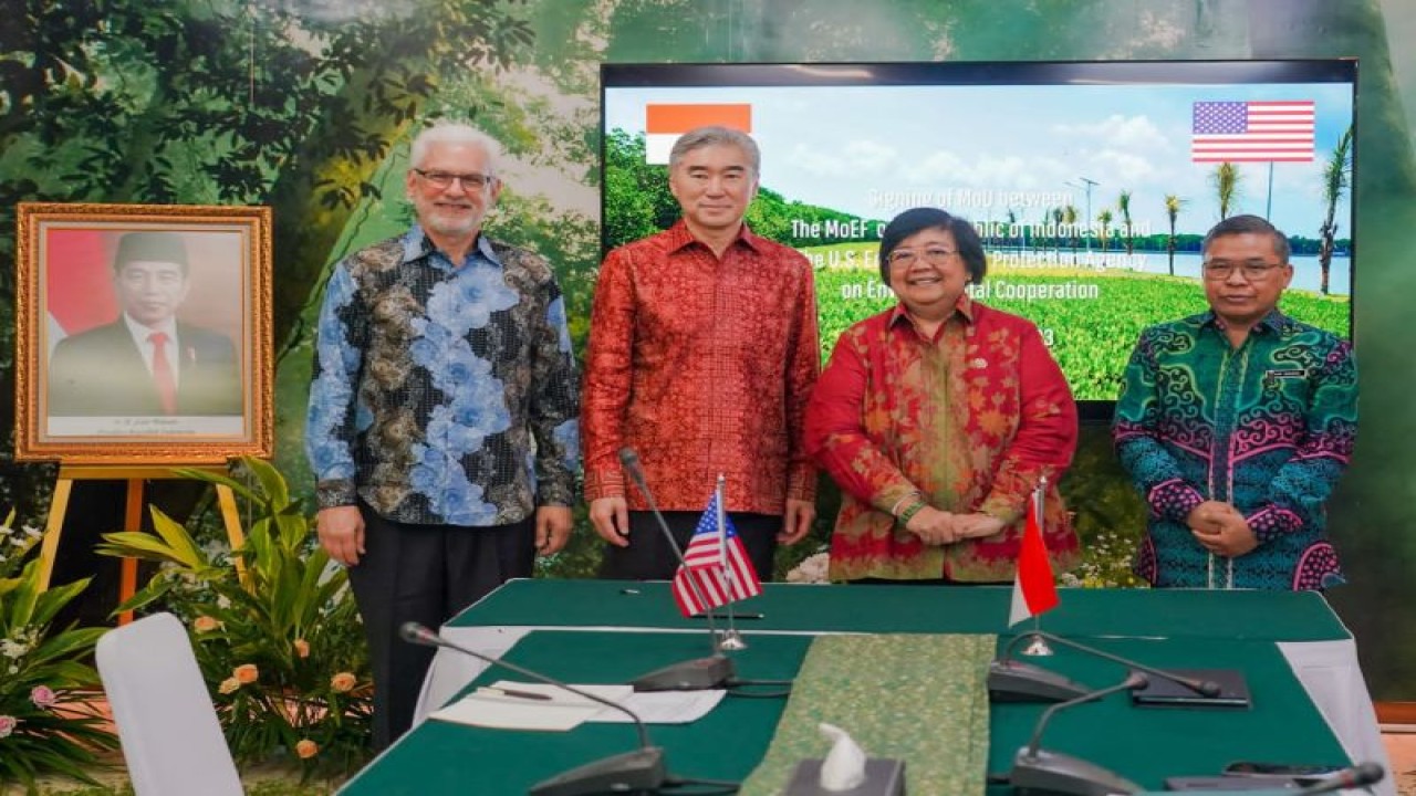 Menteri Lingkungan Hidup dan Kehutanan Siti Nurbaya Bakar (kedua kanan) bersama Duta Besar Amerika Serikat untuk Indonesia Sung Y. Kim (kedua kiri) berpose usai penandatanganan nota kesepahaman perlindungan lingkungan dan aksi iklim di Jakarta, Rabu (5/4/2023). (ANTARA/HO-Kementerian LHK)