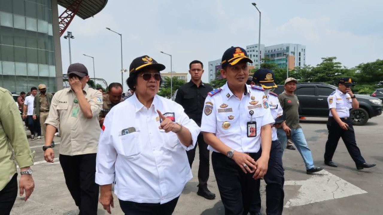 Menteri Lingkungan Hidup dan Kehutanan Siti Nurbaya Bakar (kiri) bersama Wakil Kepala Dinas Perhubungan DKI Jakarta Syaripudin (kanan) meninjau aktivitas mudik di Terminal Pulo Gebang, Jakarta Timur, Selasa (18/4/2023). (ANTARA/Sugiharto Purnama)
