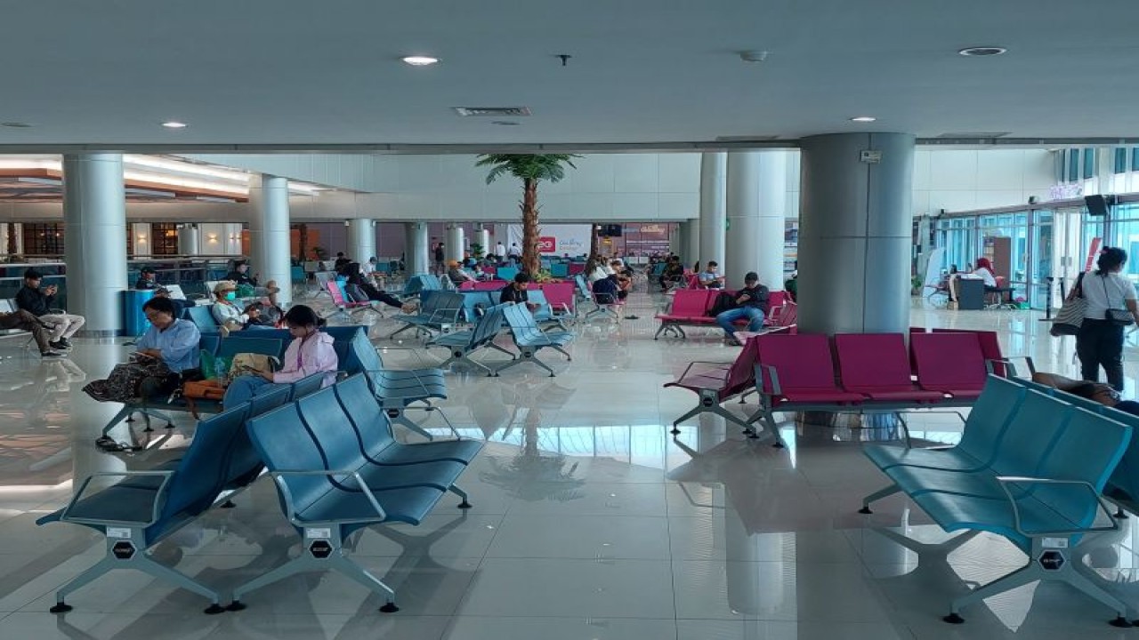 Situasi arus balik penumpang di Bandara Deo Sorong masih terlihat normal. (ANTARA/Yuvensius Lasa Banafanu)