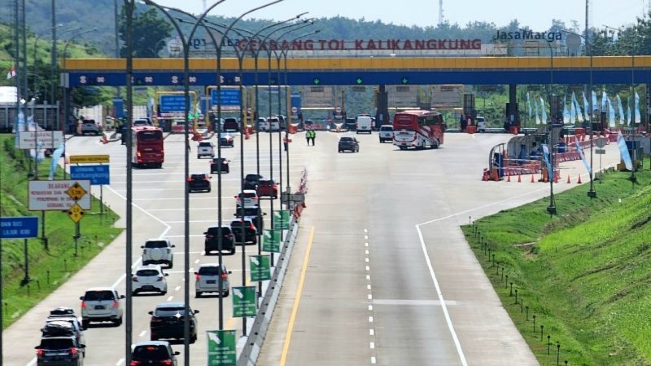 Situasi gerbang Tol Kalikangkung Semarang, Selasa (25/4/2023). (ANTARA/I.C. Senjaya)