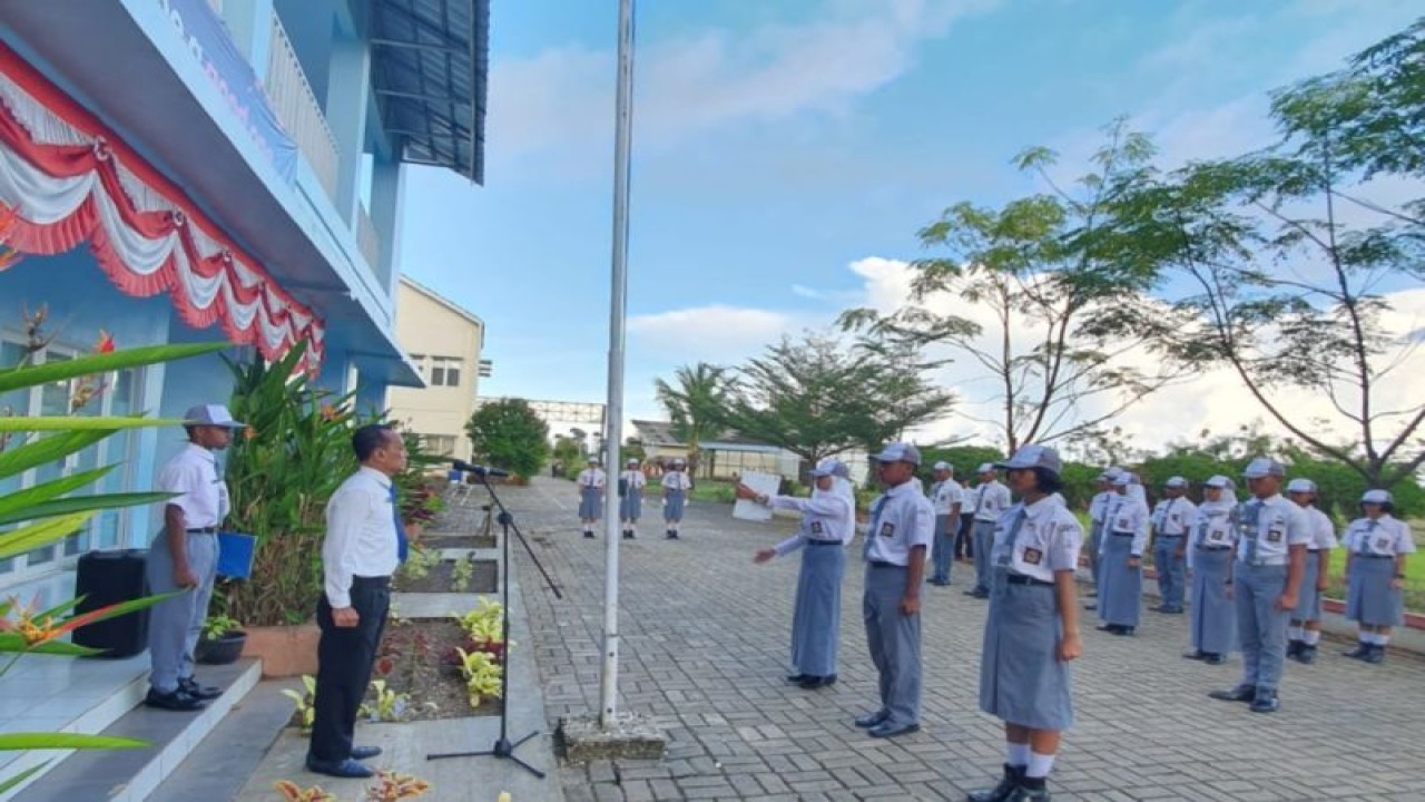 Siswa-siswi SMAP 2 Tanjung Lesung, Banten yang sedang mengikuti apel pagi bersama di lapangan sekolah bersama pembina apel. (ANTARA/HO-SMAP 2 Tanjung Lesung)