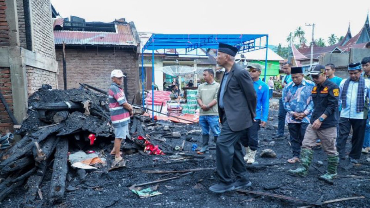 Gubernur Sumatera Barat Mahyeldi Ansharullah meninjau dampak kebakaran di Nagari Muaro Pingai, Kecamatan Junjung Sirih, Kabupaten Solok. (ANTARA/HO Adpim Sumbar)