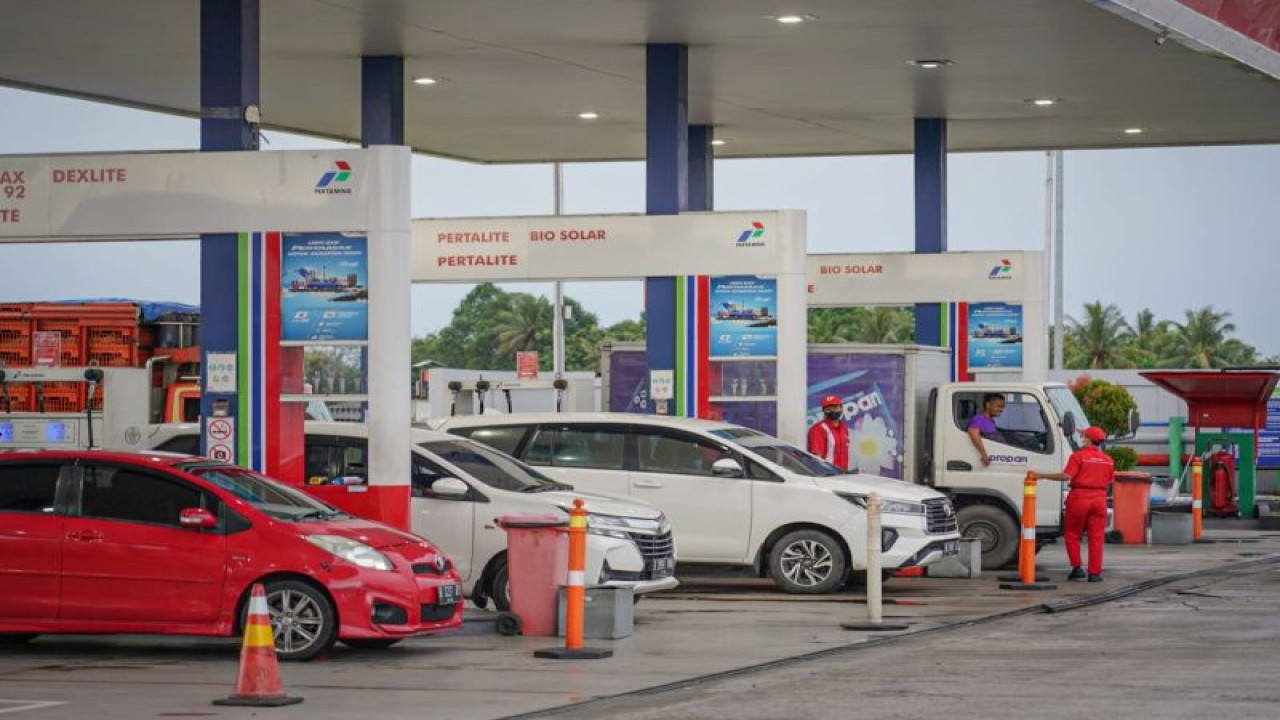 Antrian pengisian BBM di SPBU, Senin (3/4/2023). (ANTARA/HO-Pertamina)