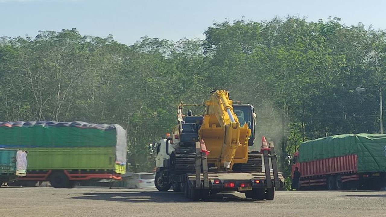 Truk angkutan penganggkut alat berat parkir di SPBU Jalan Lintas Timur Sumatera ruas Jambi - Musi Banyuasin, Sumatera Selatan, Selasa (11/4/2023). (ANTARA/M Riezko Bima Elko P/22)