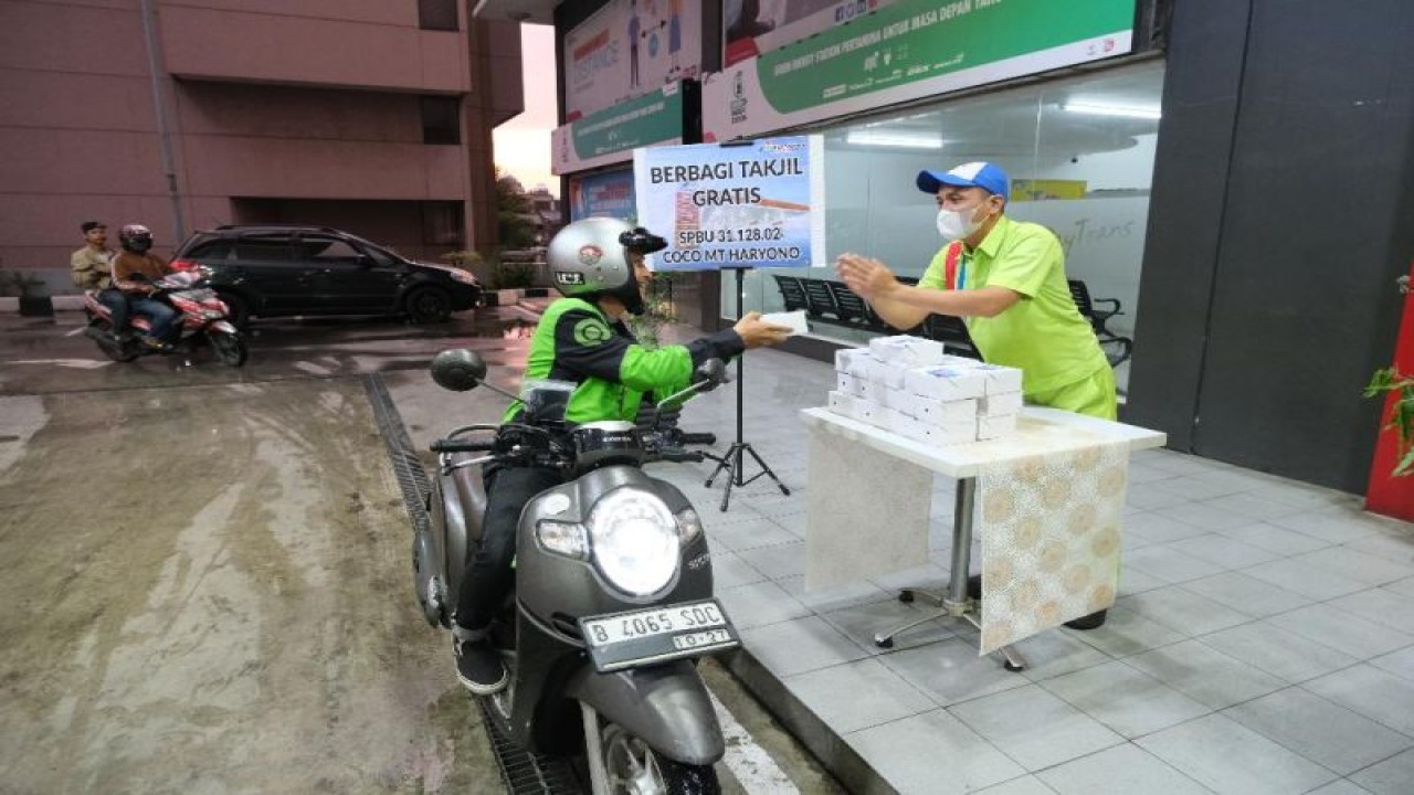Program berbagi takjil untuk konsumen dilaksanakan secara serentak di 1.039 Stasiun Pengisian Bahan Bakar Umum (SPBU) Pertamina di seluruh Indonesia bertepatan dengan momentum Nuzulul Quran pada 17 Ramadhan 1444 H. ANTARA/HO-Pertamina Patra Niaga.