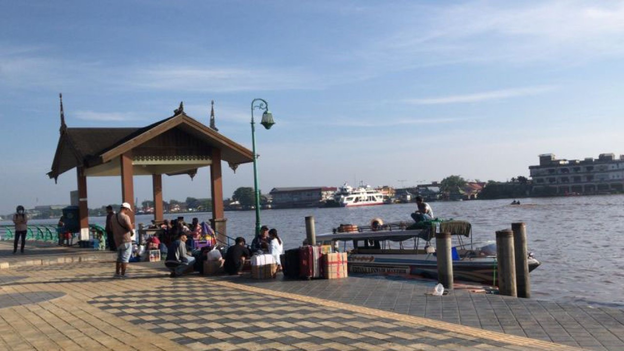 Aktivitas penumpang speed boat di pelabuhan Kapuas Indah. (ANTARA/Damara)