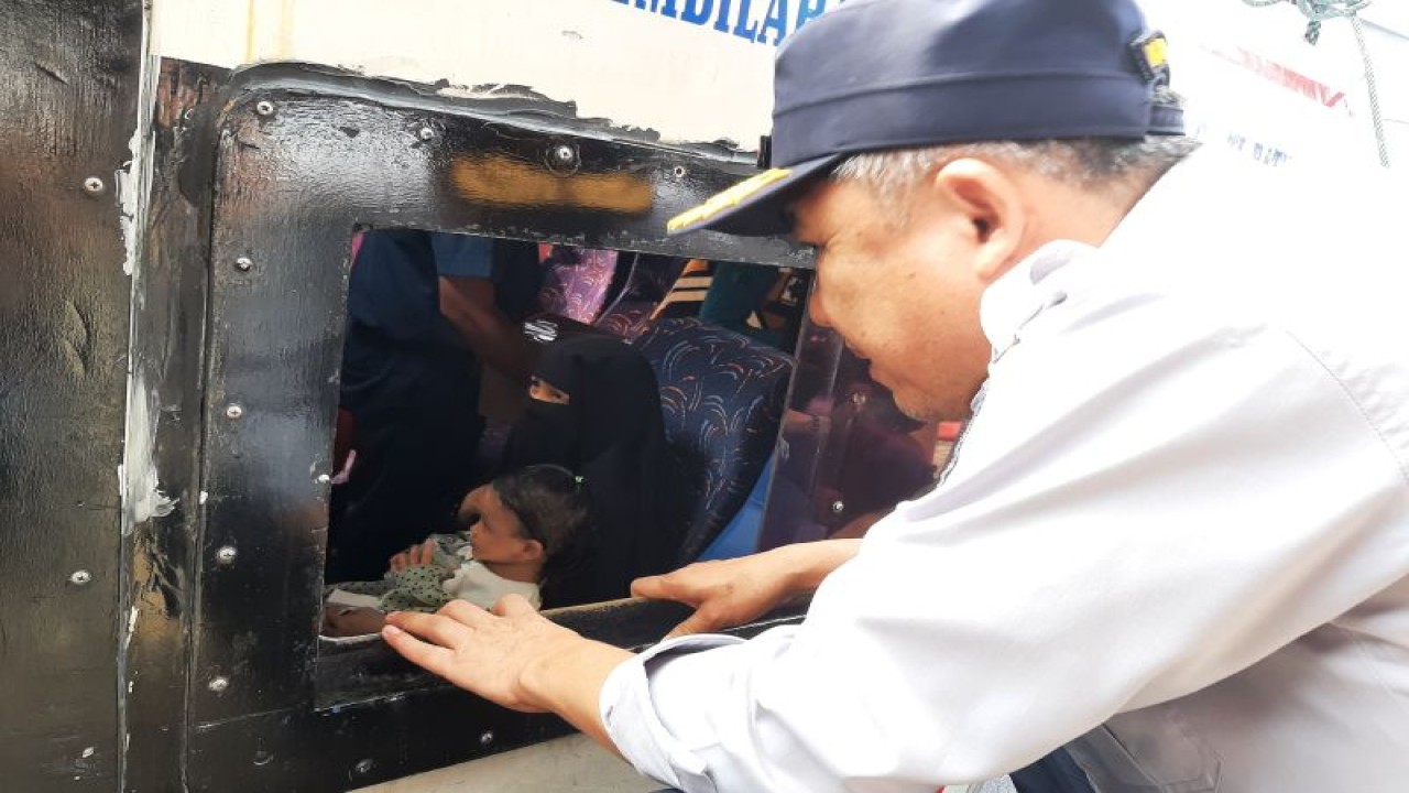 Kadishub Kepri menyambut korban insiden speedboat Evelyn Calisca 01 yang terbalik di Perairan Pulau Burung, saat tiba di pelabuhan internasional Sri Bintan Pura Kota Tanjungpinang, Provinsi Kepulauan Riau (Kepri), Sabtu (29/4. (Ogen)