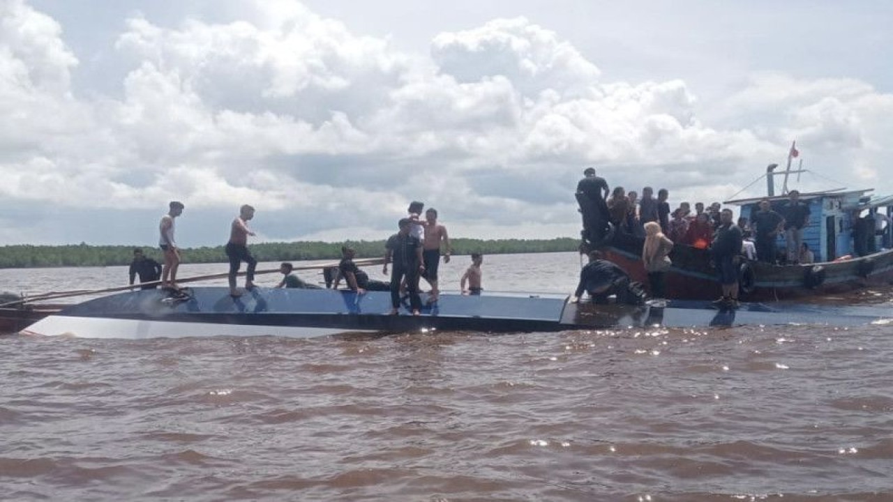 Speed boat Evelin Calisa 01 dalam kondisi terbalik. (ANTARA/tangkapan layar)