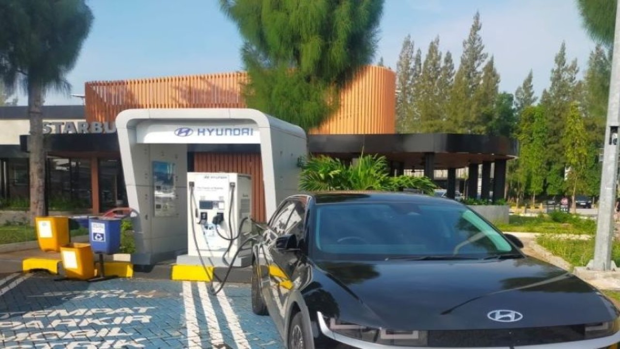 Stasiun Pengisian Kendaraan Listrik Umum (SPKLU) di rest area untuk melayani pengguna jalan tol yang menggunakan mobil listrik. ANTARA/HO - Kementerian PUPR
