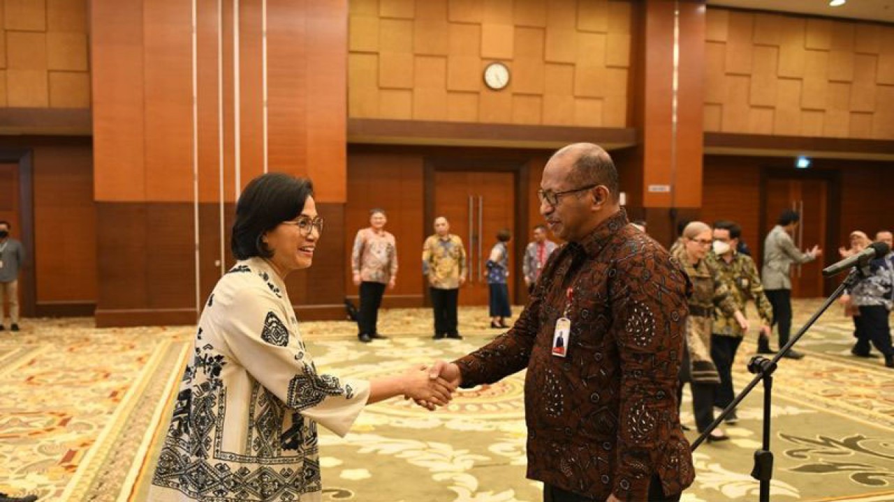 Menteri Keuangan (Menkeu) Sri Mulyani Indrawati (kiri) melantik Direktur Utama (Dirut) PT Geo Dipa Energi (Persero) yang baru, yakni Yudistian Yunis (kanan) menggantikan almrhum Ikbal Nur, di Gedung Djuanda I Kementerian Keuangan (Kemenkeu), Jakarta, Kamis (6/4/2023) lalu. ANTARA/HO-Kementerian Keuangan