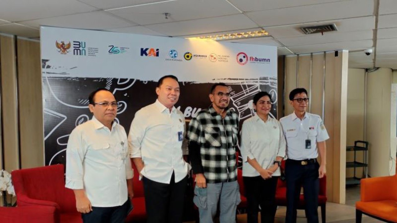 Staf Khusus (Stafsus) III Menteri BUMN Arya Sinulingga (tengah) dalam acara Ngopi BUMN di Kementerian BUMN, Jakarta, Kamis (6/4/2023). ANTARA/Aji Cakti