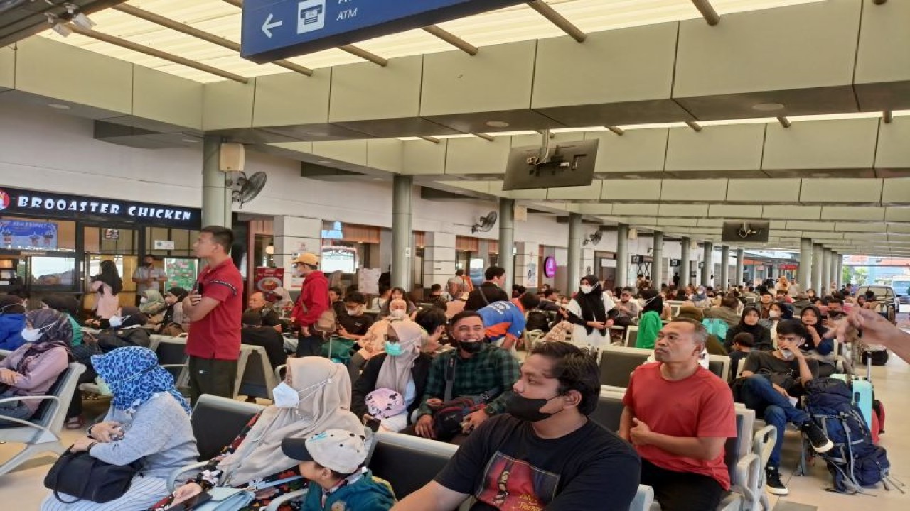 PT KAI Daop 1 Jakarta aSuasana ramainya pemudik di Stasiun Senen, Jakarta Pusat, Jumat (7/4/2023). (ANTARA/Siti Nurhaliza)
