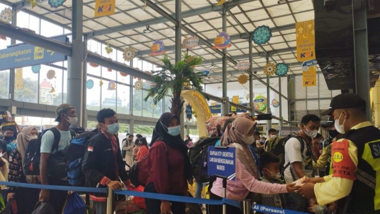 Para pemudik tengah mengantre untuk pemeriksaan tiket dan identitas oleh petugas di pintu masuk keberangkatan Stasiun Pasar Senen, Jakarta, Minggu (16/4/2023). (ANTARA/Rizka Khaerunnisa)