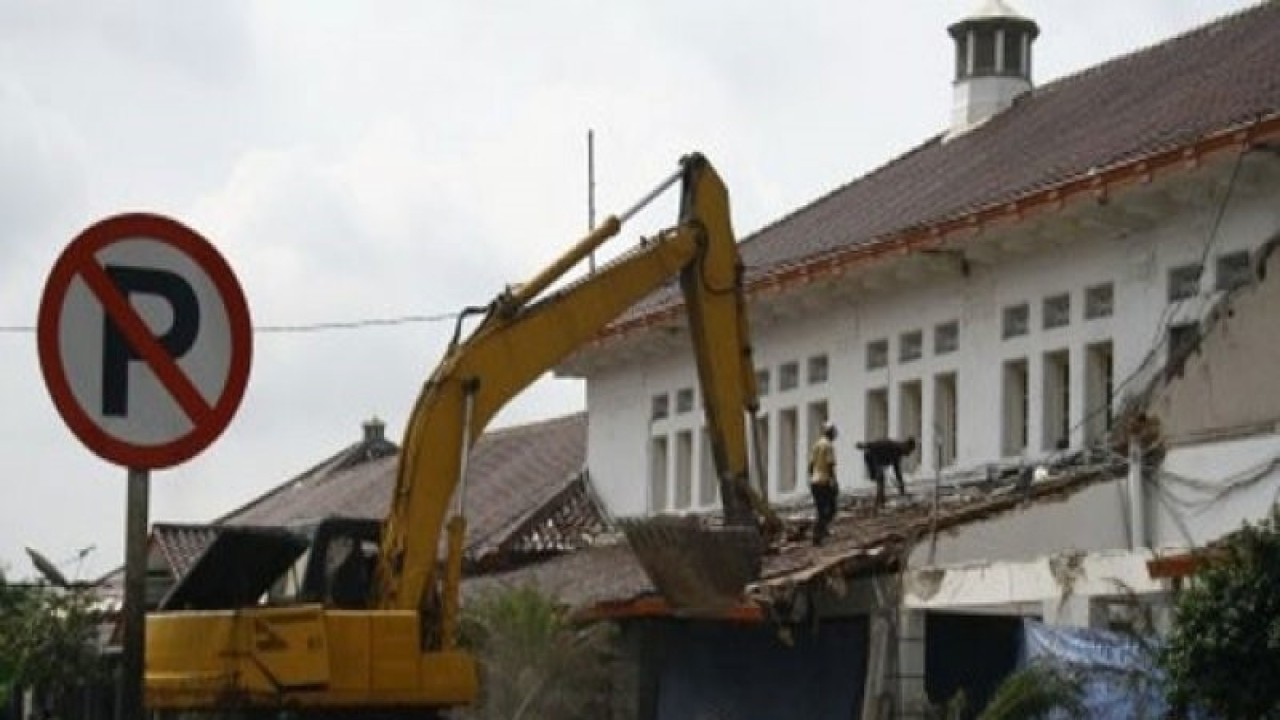 FOTO ARSIP - Penataan Tempat Parkir Pekerja dengan bantuan alat berat melakukan pekerjaan meratakan dan mengangkut pecahan tembok dan batu bata di Stasiun Pasar Senen, Jakarta Pusat, Rabu (24/7). Pekerjaan itu dilakukan untuk menata kembali tempat parkir di stasiun Pasar Senen guna memberikan kenyamanan dan keamanan bagi pemudik selama Lebaran 2013. (ANTARA PHOTO/Bayu Lindarto)