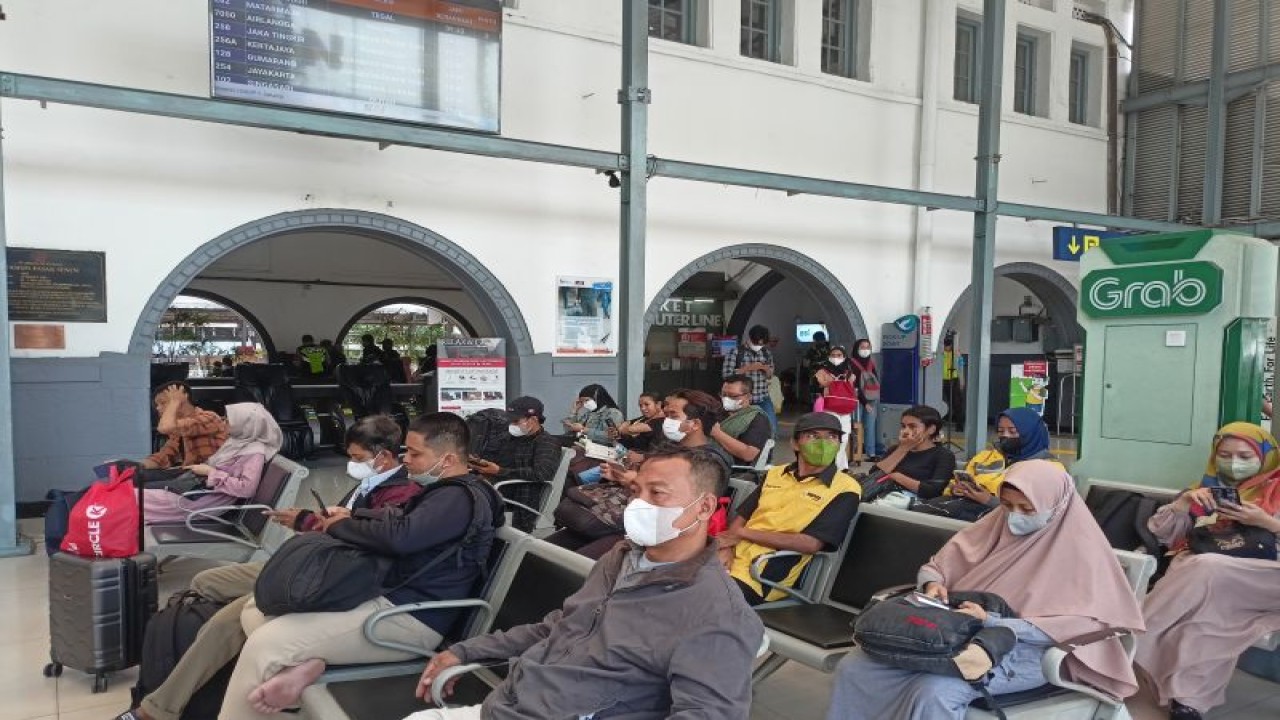Stasiun Pasar Senen, Jakarta Pusat mulai ramai warga yang memilih mudik lebih awal, Selasa (4/4/2023). (ANTARA/Siti Nurhaliza)