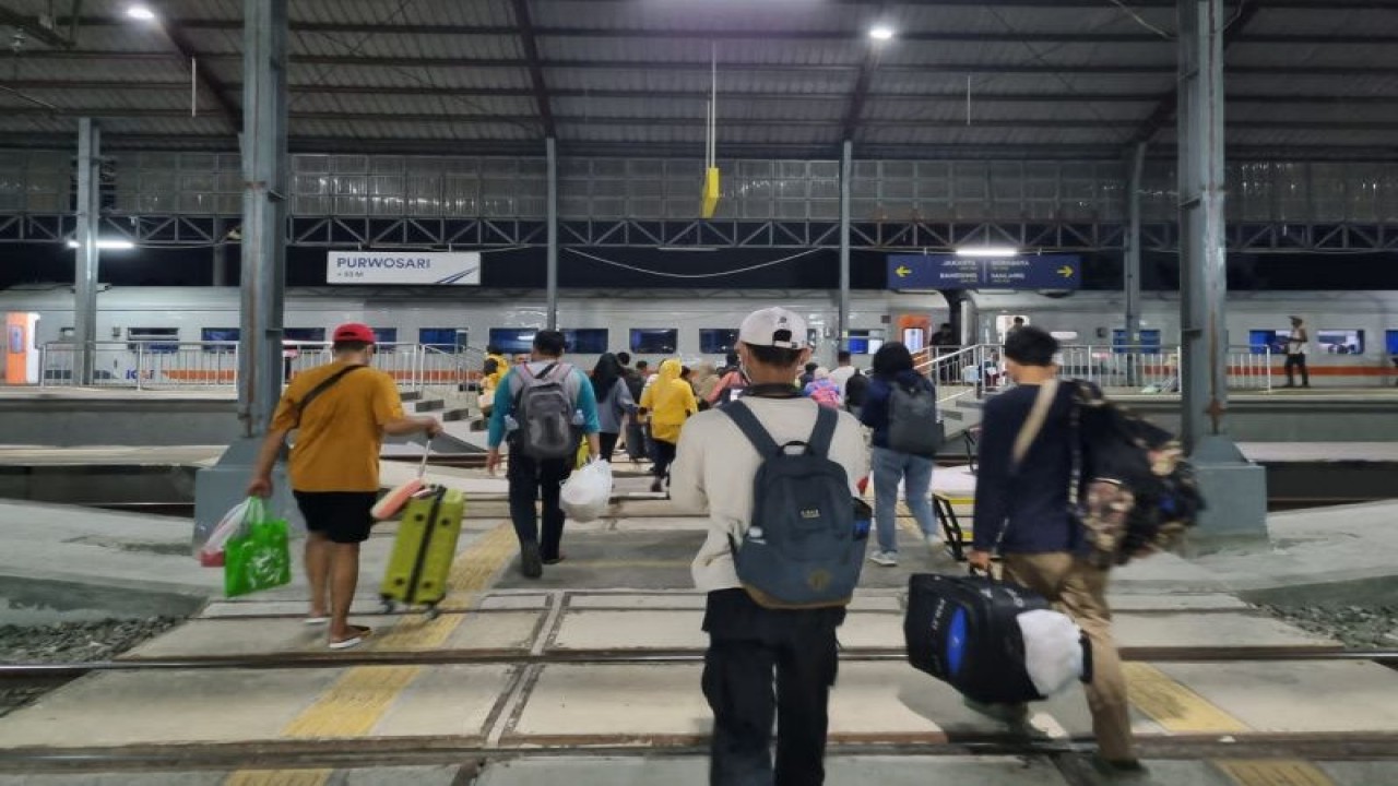 Sejumlah penumpang sedang menyeberangi area penyeberangan di Stasiun Purwosari, Solo, Selasa (25/4/2023). ANTARA/HO-Humas KAI Daops 6