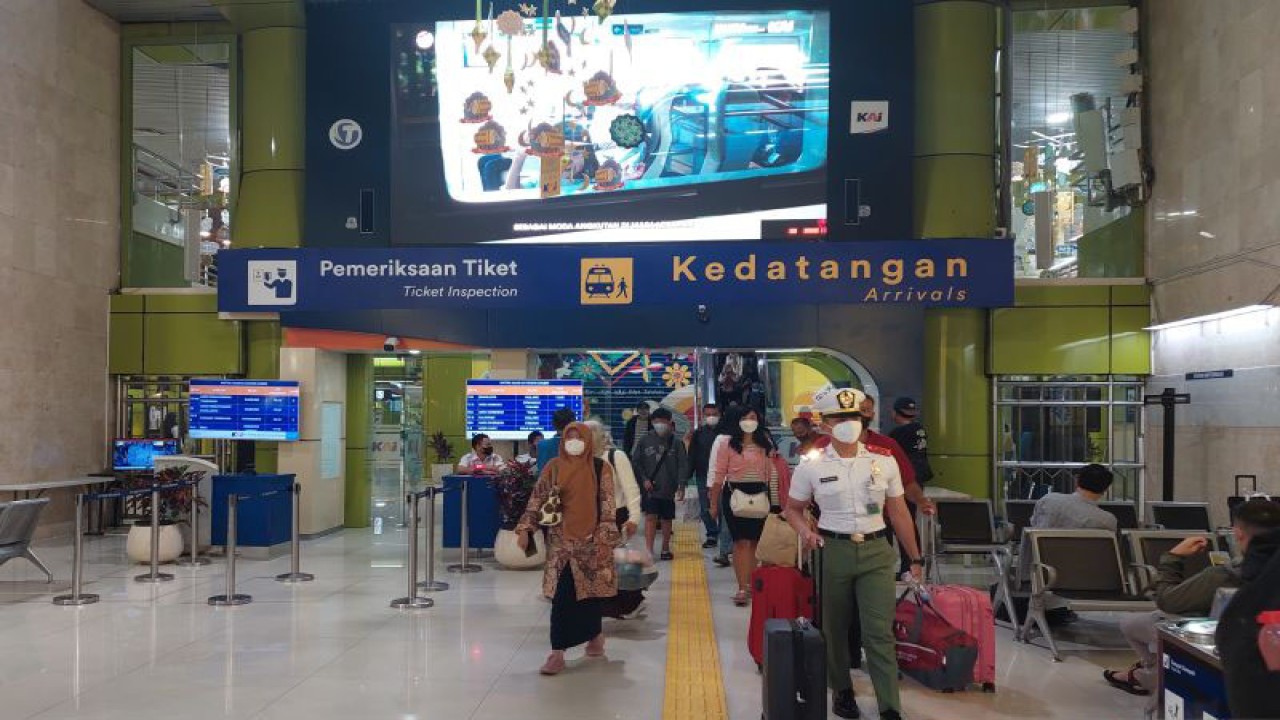 Kedatangan penumpang di Stasiun Gambir, Jakarta Pusat, Sabtu (29/4/2023). ANTARA/ (Sinta Ambarwati)