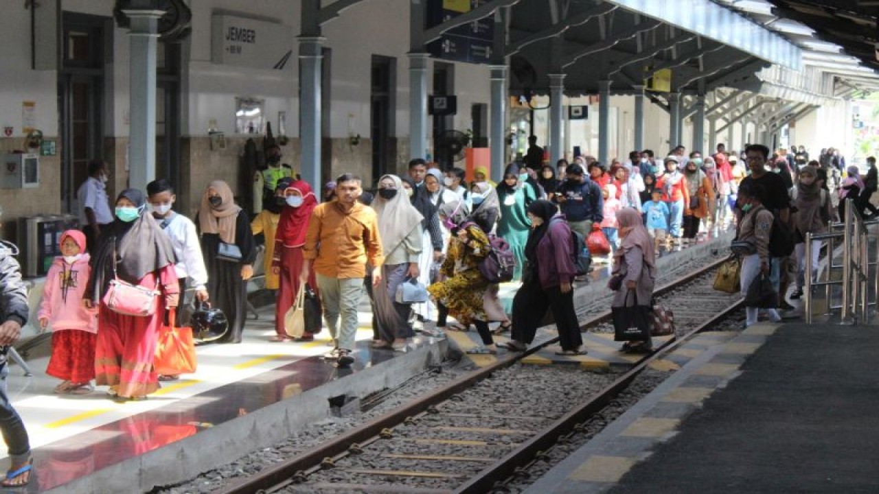 Penumpang arus balik di Stasiun Jember, Jawa Timur pada Selasa (25/5/2023). ANTARA/HO- Humas Daop 9 Jember