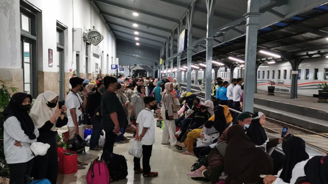 Kepadatan penumpang yang naik KA Pandanwangi di Stasiun Jember saat arus balik Lebaran 2023, Jumat (28/4/2023) (ANTARA/HO-Humas KAI Daop 9 Jember)