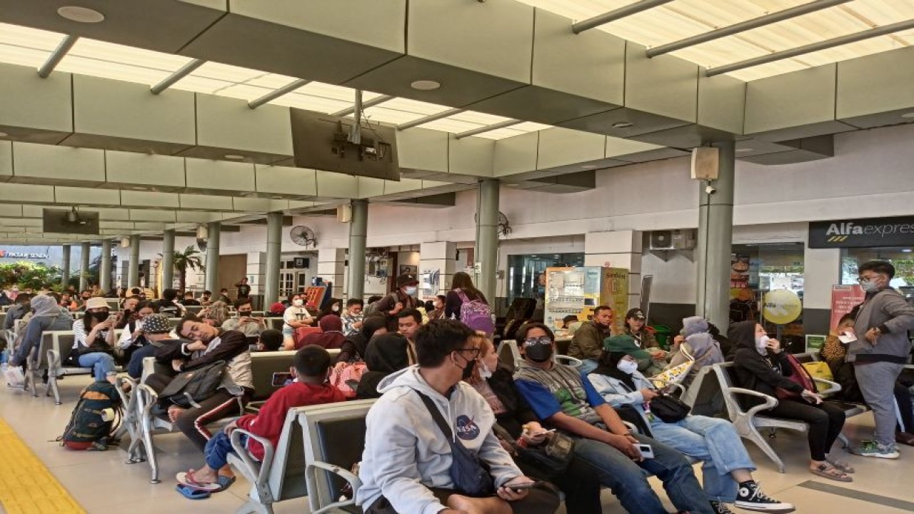 Pemudik di Stasiun Senen, Jakarta Pusat mulai ramai memasuki Ramadhan minggu ketiga, Jumat (7/4/2023). (ANTARA/Siti Nurhaliza)