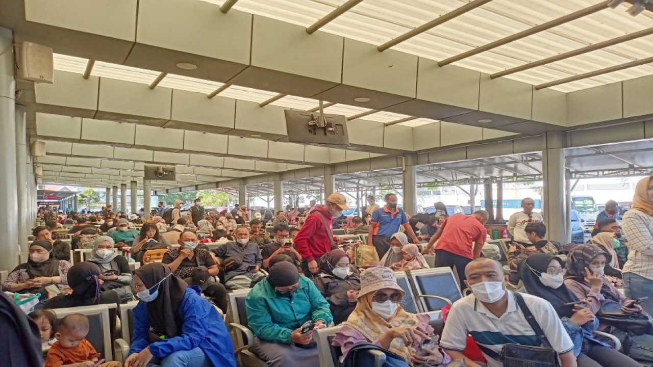 Suasana Stasiun Pasar Senen, Jakarta Pusat ramai pemudik di Hari Paskah, Jumat (7/4/2023). (ANTARA/Siti Nurhaliza)
