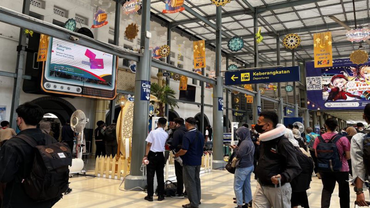 Suasana di Stasiun Pasar Senen, Jakarta, Rabu (19/4/2023). (FOTO ANTARA/Arnidhya Nur Zhafira)