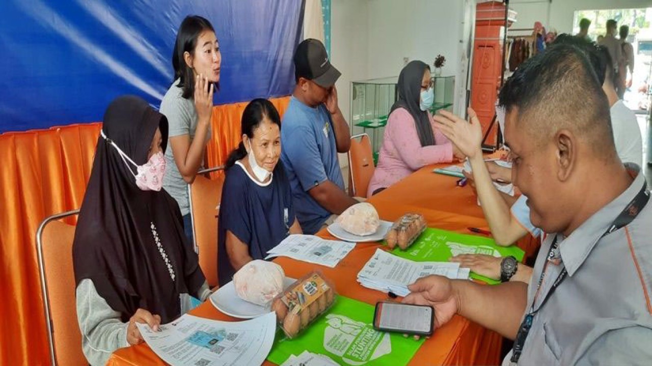 Sejumlah Keluarga rawan Stunting saat menerima bantuan pangan dalam pengentasan Stunting, di Kantor Pos Indonesia Surakarta, Rabu (19/4/2023). ANTARA/Bambang Dwi Marwoto.