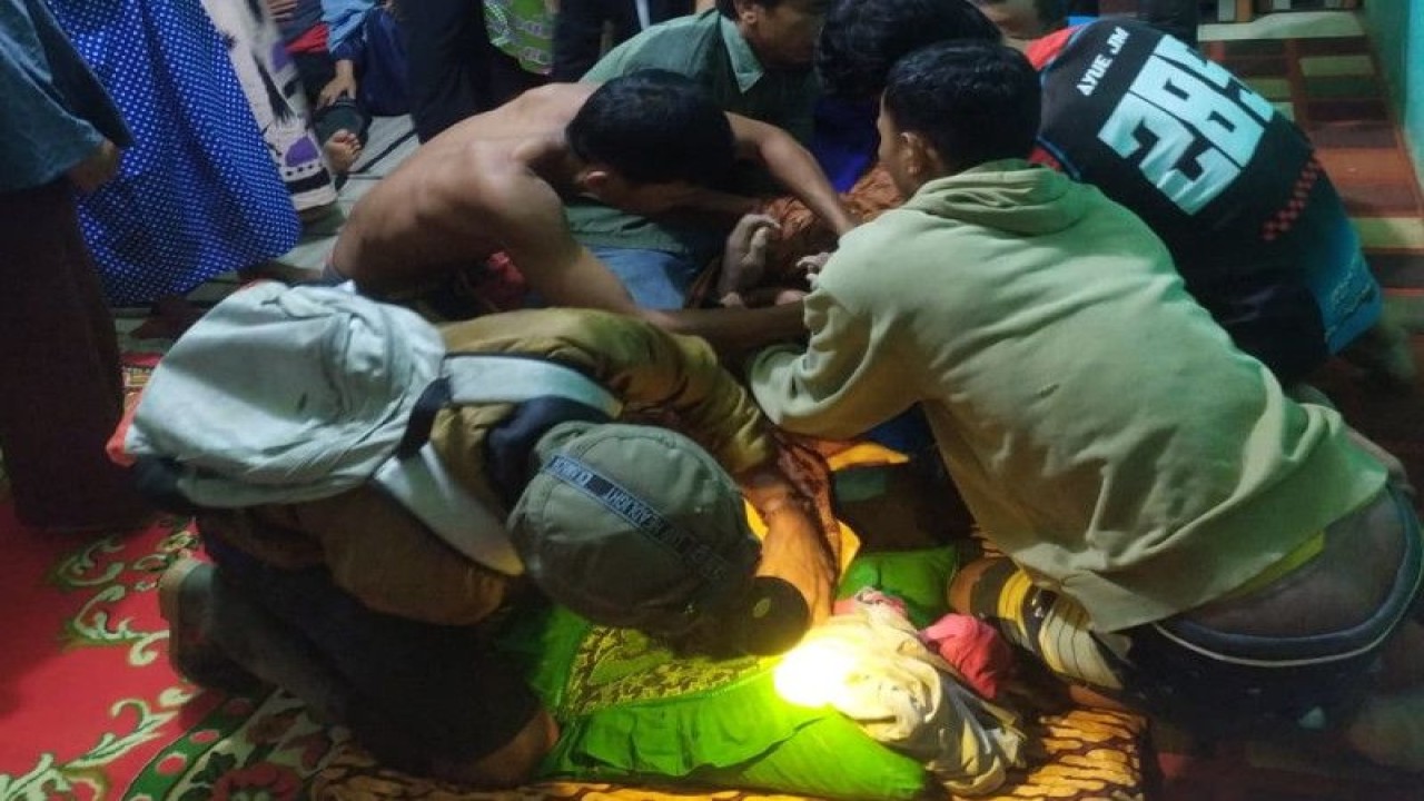 Suasana di rumah duka korban tenggelam. (ANTARA/dok)