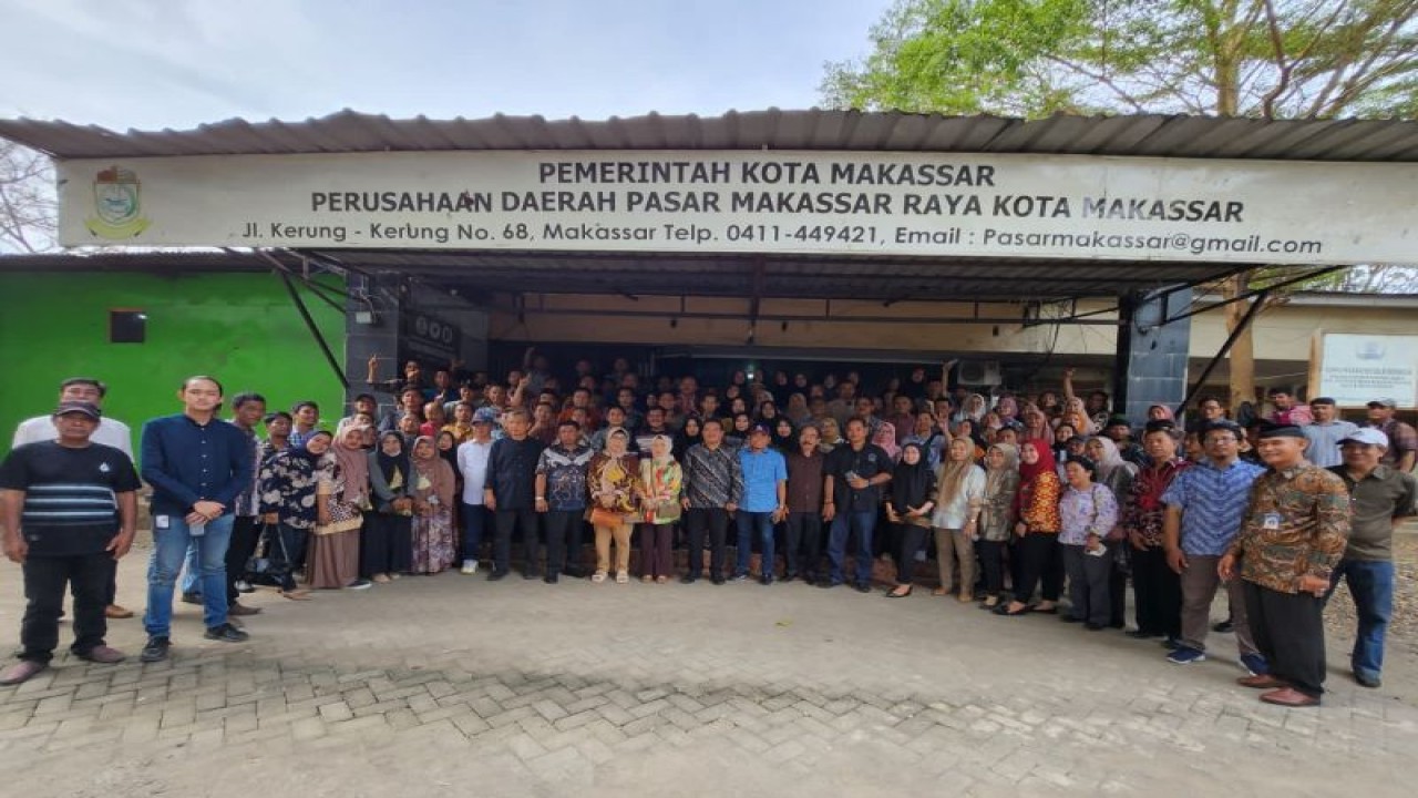 Suasana foto bersama seusai melakukan peninjauan kehadiran karyawan lingkup Perumda Pasar Makassar, Sulsel, Kamis (27/4/2023). ANTARA