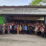 Suasana foto bersama seusai melakukan peninjauan kehadiran karyawan lingkup Perumda Pasar Makassar, Sulsel, Kamis (27/4/2023). ANTARA-1682662525