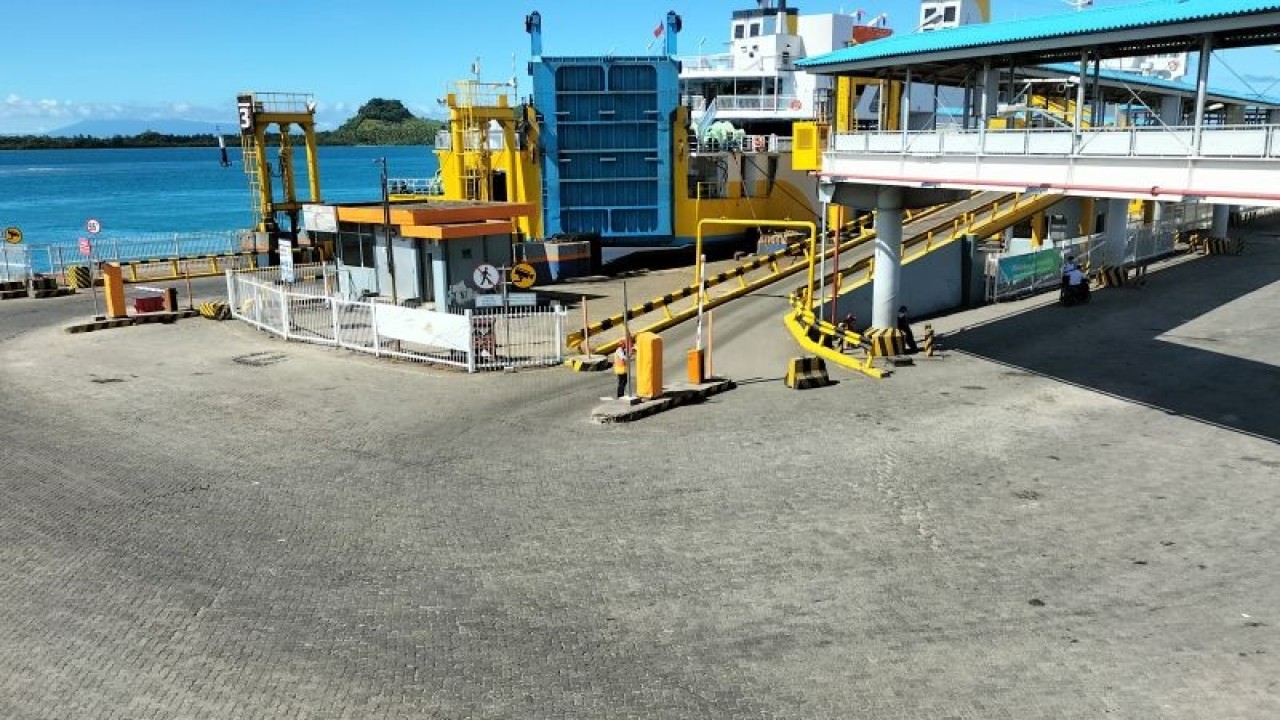 Suasana kantong parkir dermaga tiga Pelabuhan Bakauheni Lampung Selatan. ANTARA/Riadi Gunawan