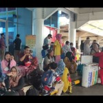 Suasana sejumlah pemudik pejalan kaki memadati dermaga reguler Bakauheni Lampung Selatan. ANTARA/Riadi Gunawan-1682409165