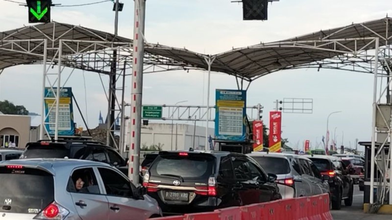 Suasana sejumlah pemudik saat sedang memasuki area pelabuhan Bakauheni. ANTARA/Riadi Gunawan