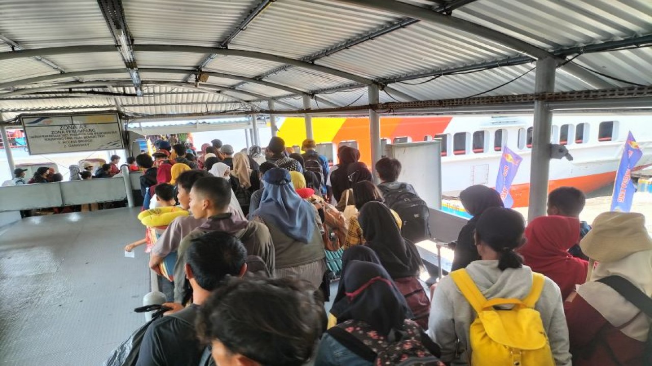 Suasana sejumlah penumpang di gate way terus berdatangan di menuju kapal. ANTARA/Riadi Gunawan