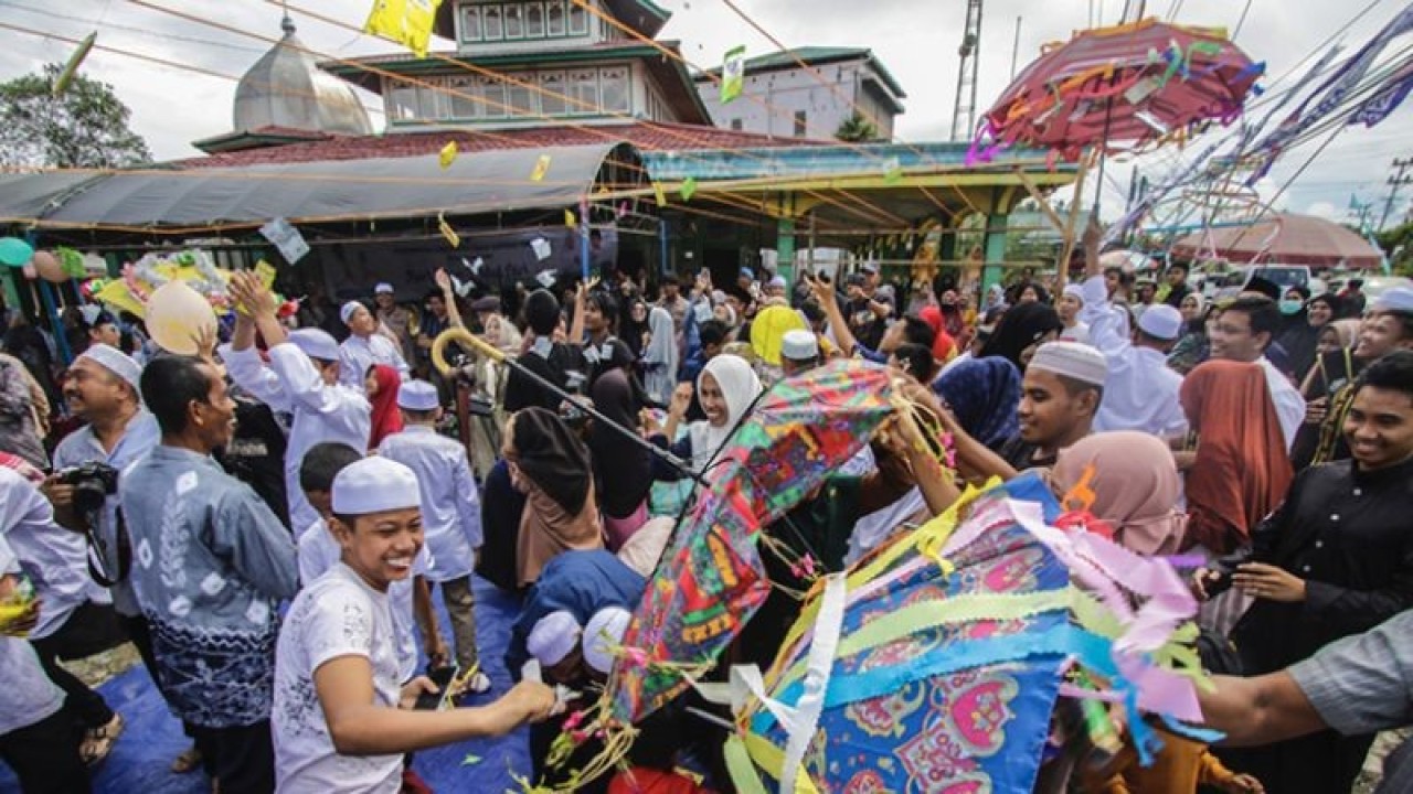 Suasana halaman masjid terlihat para warga setempat antusias mengikuti acara tradisi “Batumbang Apam” Suku Banjar di Masjid Al Munawwarah Barabai, Hulu Sungai Tengah, Kalimantan Selatan, Selasa (25/4/2023). (ANTARA/Tumpal Andani Aritonang)