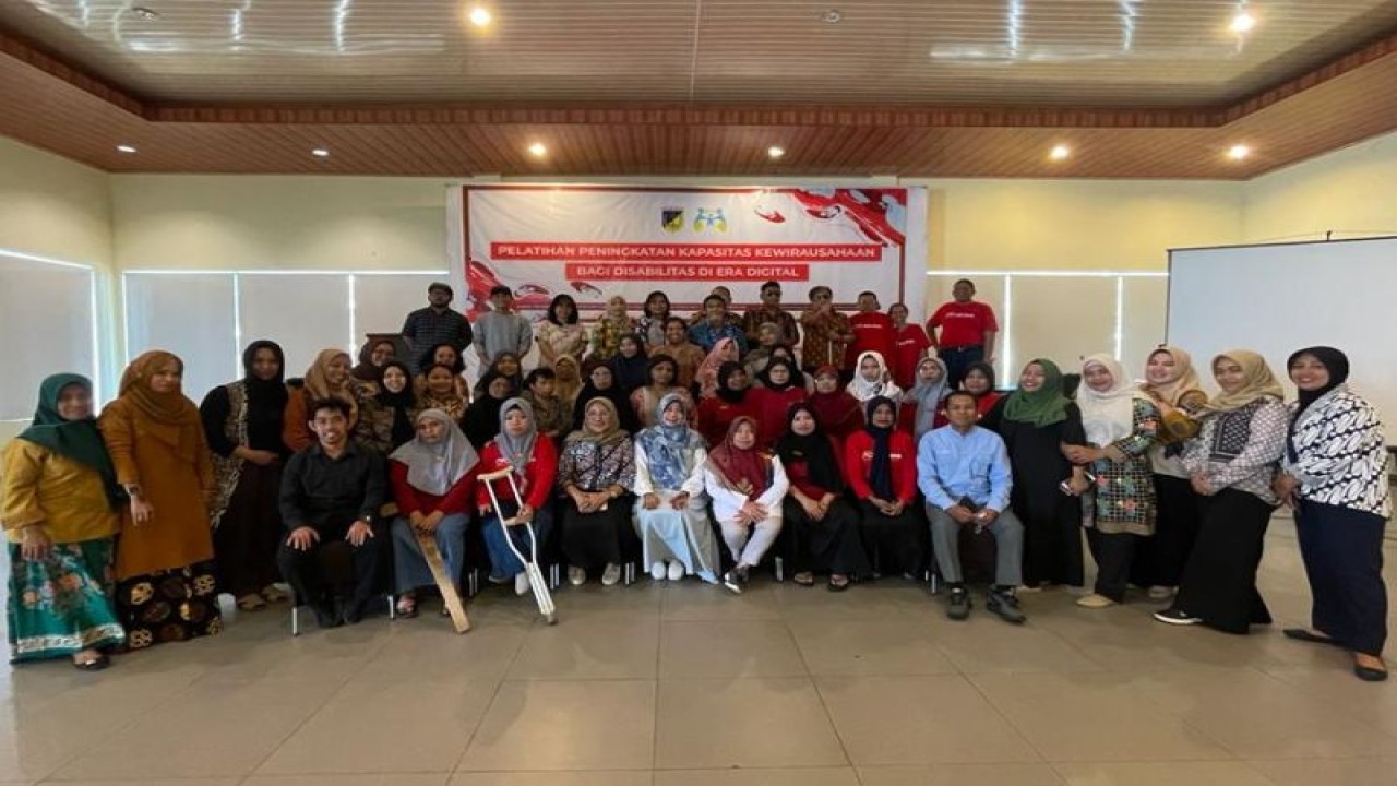 Kepala Bidang Kualitas Hidup Perempuan dan Kualitas Keluarga DP3A Provinsi Sulteng Irmawati Sahi foto bersama dengan sejumlah disabilitas pada kegiatan pelatihan kewirausahaan bagi disabilitas, di Palu. (ANTARA/HO-DP3A SULTENG)