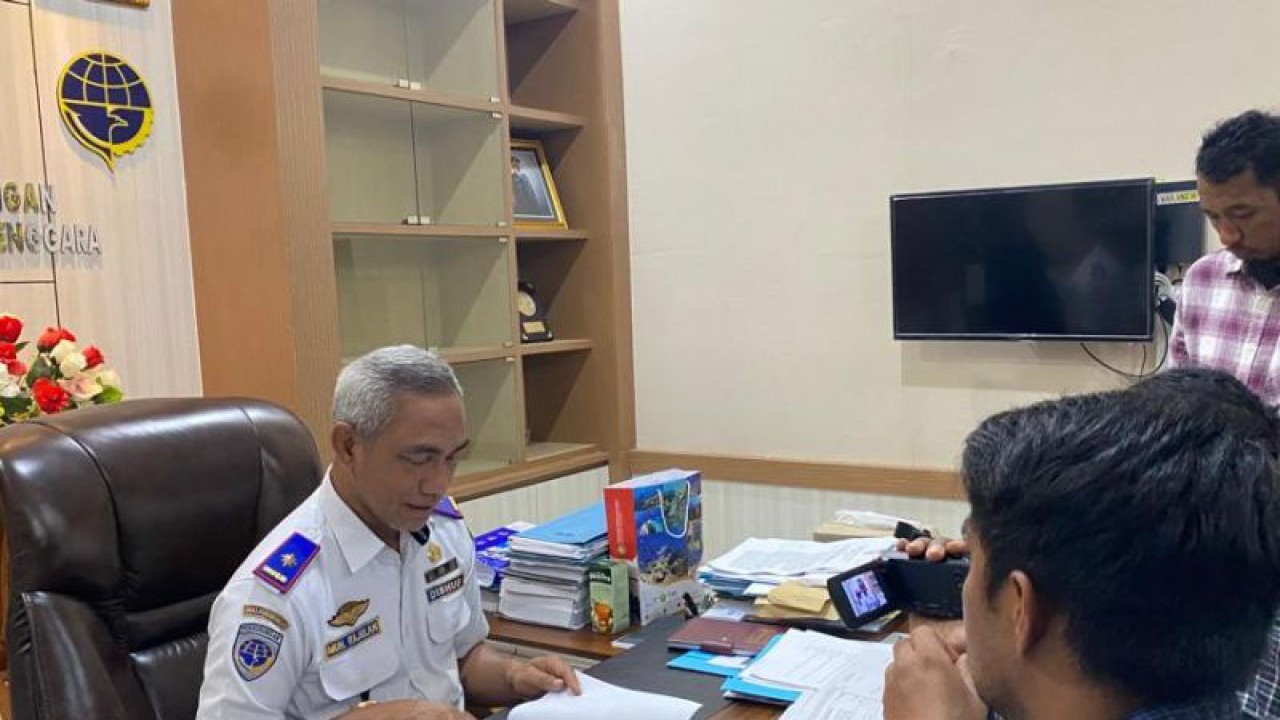 Kepalad Dishub Sultra Muhammad Rajulan saat diwawancarai awak media. (Antara/La Ode Muh Deden Saputra)