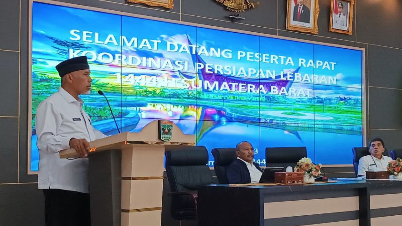 Gubernur Sumbar Mahyeldi minta OPD cari solusi agar wisatawan yang datang pada libur lebaran 2023 merasa lebih nyaman. (ANTARA/Miko Elfisha)