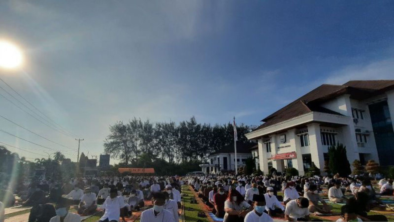 Ilustrasi - Suasana Salat Idul Fitri di Halaman Kantor Wali Kota Pariaman, Sumbar pada lebaran 1442 Hijriah. ANTARA/Aadiaat M. S.