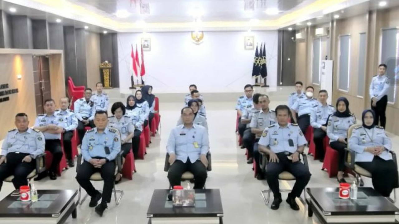 Kakanwil Kemenkumham Sumsel bersama pejabat dan pegawainya menghadiri penyerahan zakat fitrah pegawai ke Baznas (ANTARA/HO Kanwil Kemenkumham Sumsel/23)