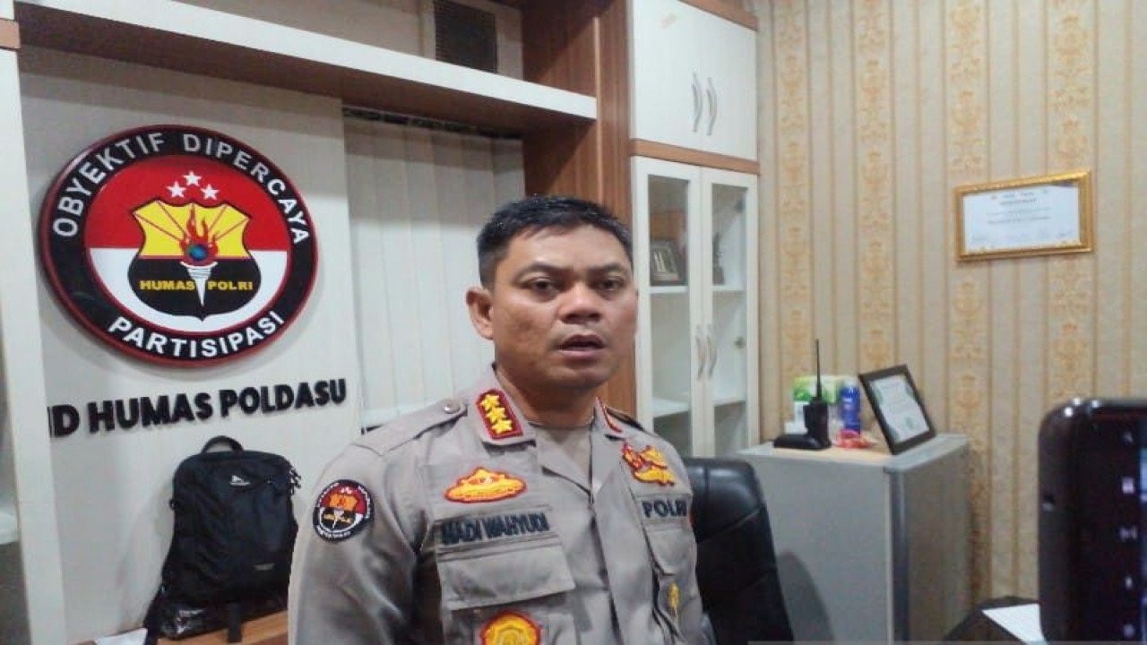 Kabid Humas Polda Sumut, Kombes Pol Hadi Wahyudi memberikan keterangan kepada awak media, di Polda Sumut, Medan, Jumat (28/4/2023). ANTARA/M Sahbainy Nasution