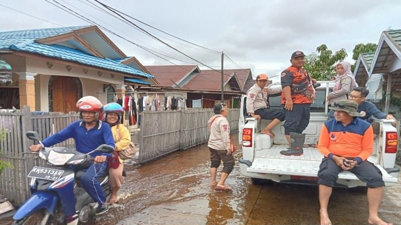 Tim dari BPBD Kota Palangka Raya, Kalimantan Tengah melakukan pengecekan debit air yang mulai merendam pemukiman warga di wilayah Komplek Pemukiman Sosial Jalan Mendawai, Senin (3/4/2023). ANTARA/Adi Wibowo