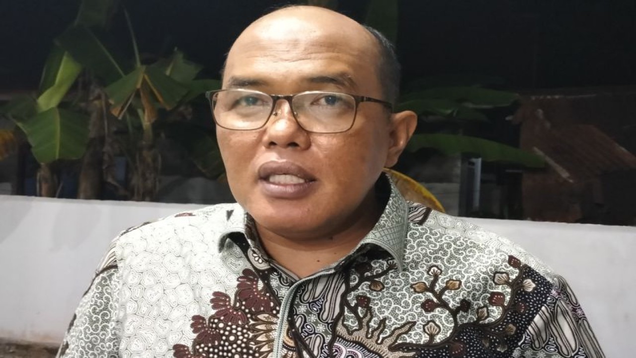 Ketua DPRD Provinsi Sumatera Barat (Sumbar) Supardi saat diwawancarai awak media di Kabupaten Pesisir Selatan, Minggu malam (9/4/2023). ANTARA/Muhammad Zulfikar.