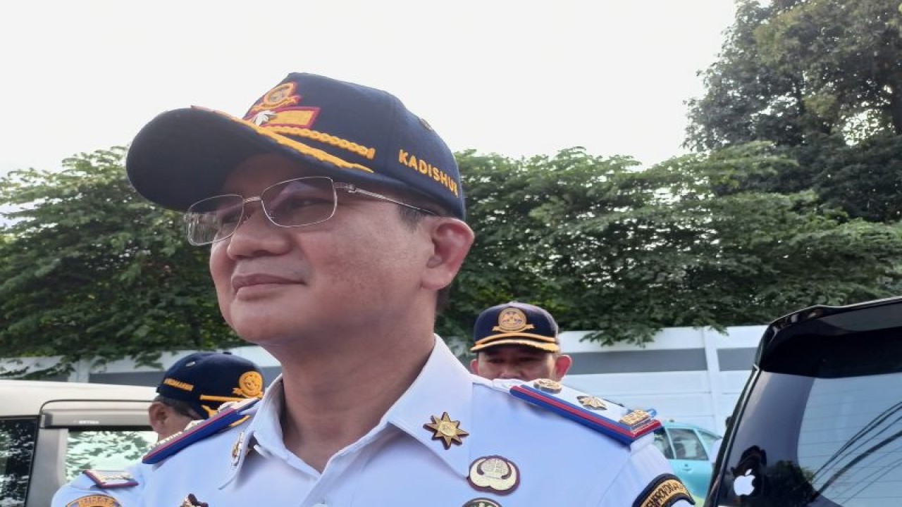 Kepala Dinas Perhubungan (Dishub) DKI Jakarta Syafrin Liputo di Stasiun Pasar Senen, Rabu (19/4/2023). (ANTARA/Siti Nurhaliza)