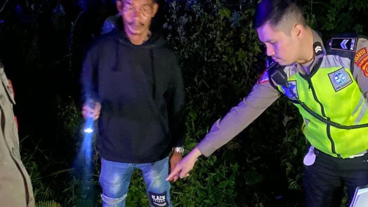 Personel Sat Lantas Polresta Kendari saat melakukan olah TKP kecelakaan sepeda motor dengan mobil turk boks di Kabupaten Konsel. (ANTARA/La Ode Muh Deden Saputra)