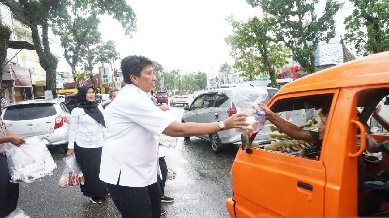 Aksi berbagi menu takjil yang digelar Kanwil Kemenkumham Sumbar kepada para pengendara yang melintas, pada Rabu (5/4). ANTARA/FathulAbdi