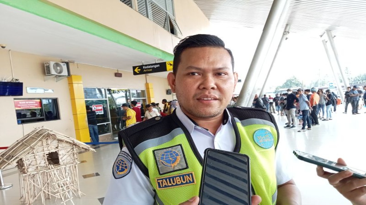 Koordinator Posko Lebaran Bandara Rendani Manokwari Christian Antonius Talubun saat diwawancara di Manokwari, Papua Barat, Selasa (25/4/2023). ANTARA/Fransiskus Salu Weking