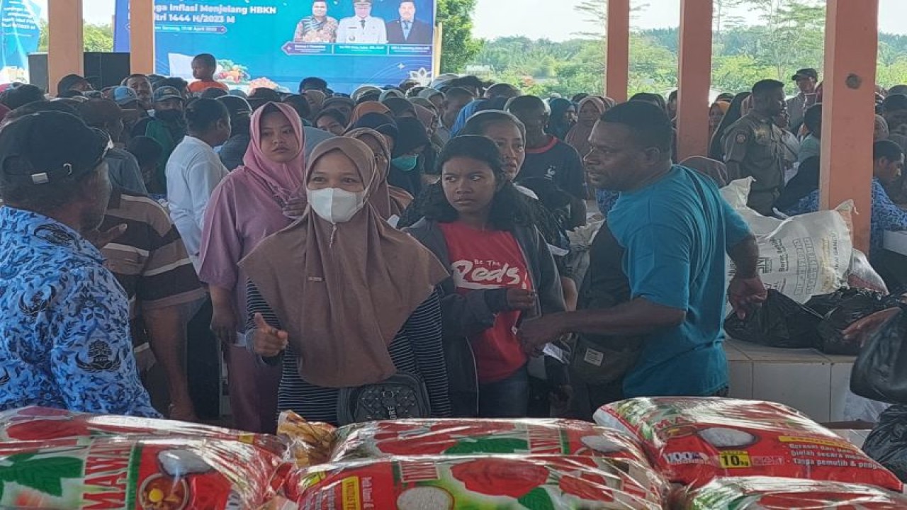 Tampak masyarakat Kabupaten Sorong serbu pasar murah di Pasar Mariat, Senin (17/4). (ANTARA/Yuvensius Lasa Banafanu)